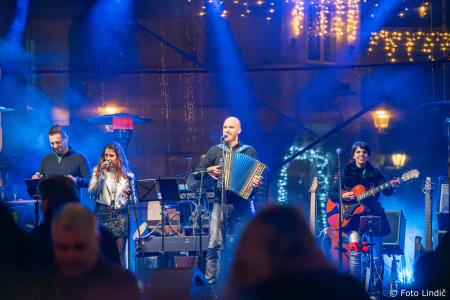 V novo leto stopili skupaj z ansamblom Galop (10)